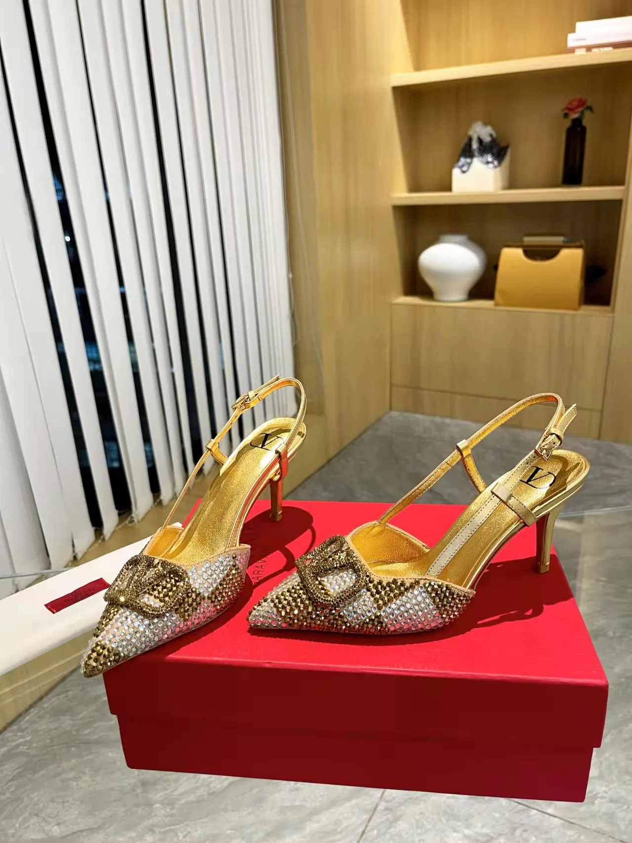 👟👟Ex-factory price 440👟👟 Genuine leather sole + 40 Kloesch diamond buckle Valentino.Valentino big v buckle single shoes ㊙️Latest series of counter genuine version with perfect details. Authentic products are made one to one. All details are consistent with genuine ones. The upper foot is very pedicure type. The key point is that it is very good and easy to control. It does not wear the feet and does not tire the feet. It is a walking artifact. The last shape is completely compared to the counter. The details are perfect. It is impossible to make such an exquisite product without the original version. Exclusive molded brass color. The highest version on the market. Fabric: imported sheepskin, lining and foot pads are all sheepskin. Color: 13 colors available. Sizes (34 to 42). Customized size 34 and 42. Non-returnable and non-exchangeable. Heel height: 7CM. Rubber sole. Genuine leather sole +40